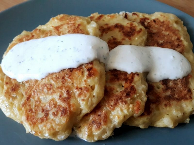 Cliquez pour zoomer ! Galettes de chou-fleur et sauce yaourt Thermomix par Lesfillescuisinent