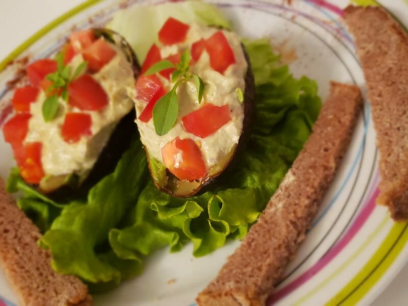 Cliquez pour zoomer ! Avocats aux rillettes de thon au basilic Thermomix par Milotte11