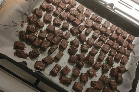 Cliquez pour zoomer ! Caramels aux cacahuètes enrobés de chocolat Thermomix par solene_94