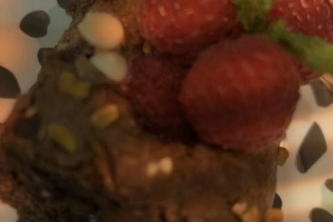 Cliquez pour zoomer ! Brownie framboises, pistaches et pépites de chocolat blanc Thermomix par amalparis93