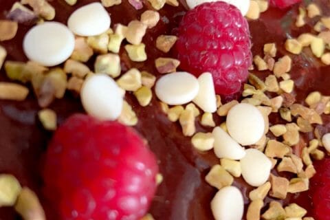 Cliquez pour zoomer ! Brownie framboises, pistaches et pépites de chocolat blanc Thermomix par amalparis93