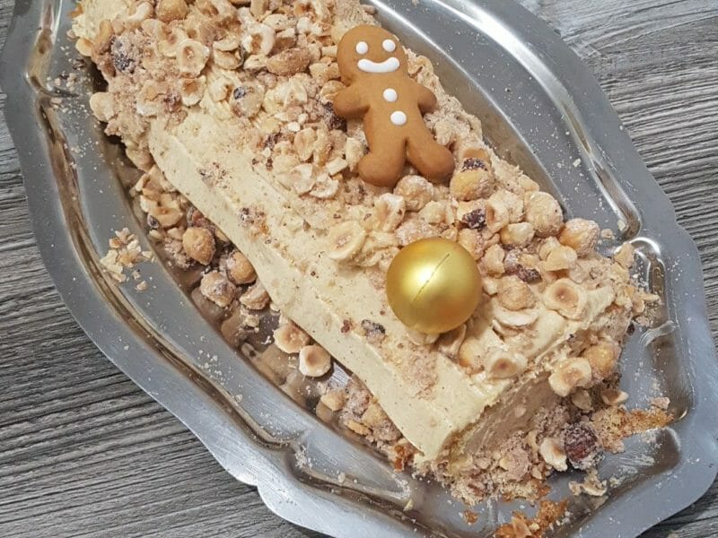 Cliquez pour zoomer ! Bûche pralinée aux éclats de noisettes caramélisés Thermomix par lilytoulouse