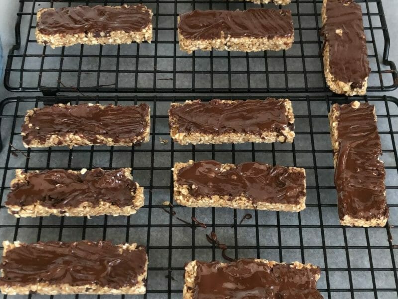 Cliquez pour zoomer ! Barres de céréales à l’avoine, noisettes, banane et chocolat Thermomix par pefmanie