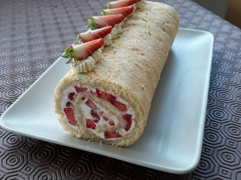 Cliquez pour zoomer ! Fraisier roulé Thermomix par Oursinette