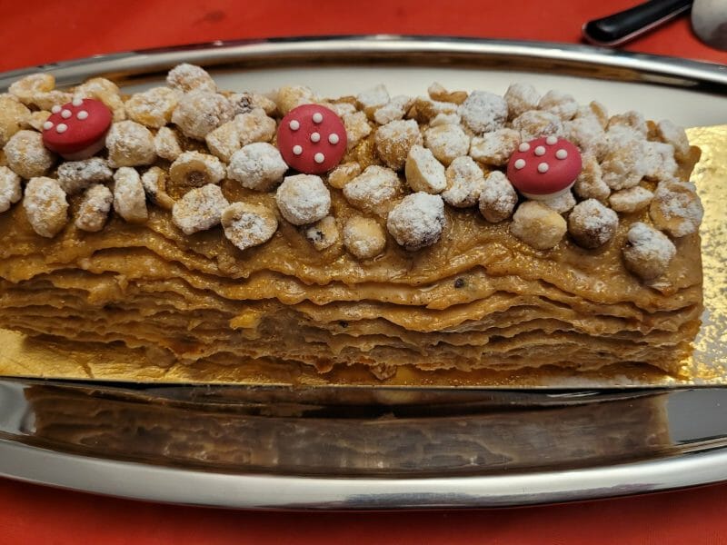 Cliquez pour zoomer ! Bûche pralinée aux éclats de noisettes caramélisés Thermomix par amelie_239