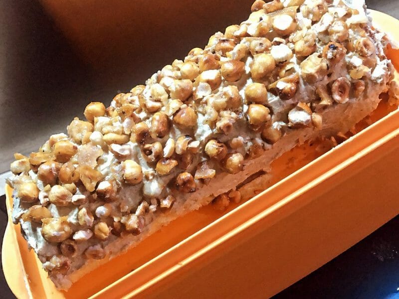 Cliquez pour zoomer ! Bûche pralinée aux éclats de noisettes caramélisés Thermomix par camilleb2e