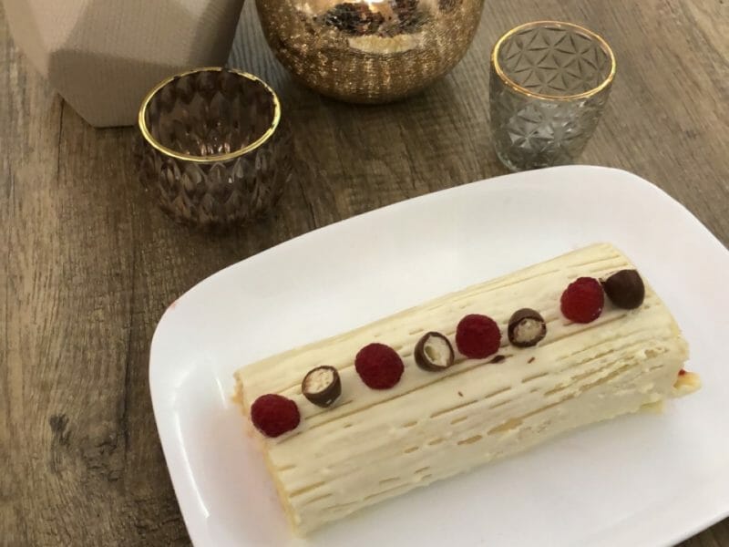 Cliquez pour zoomer ! Bûche de Noël framboises et chocolat blanc Thermomix par louisa_8