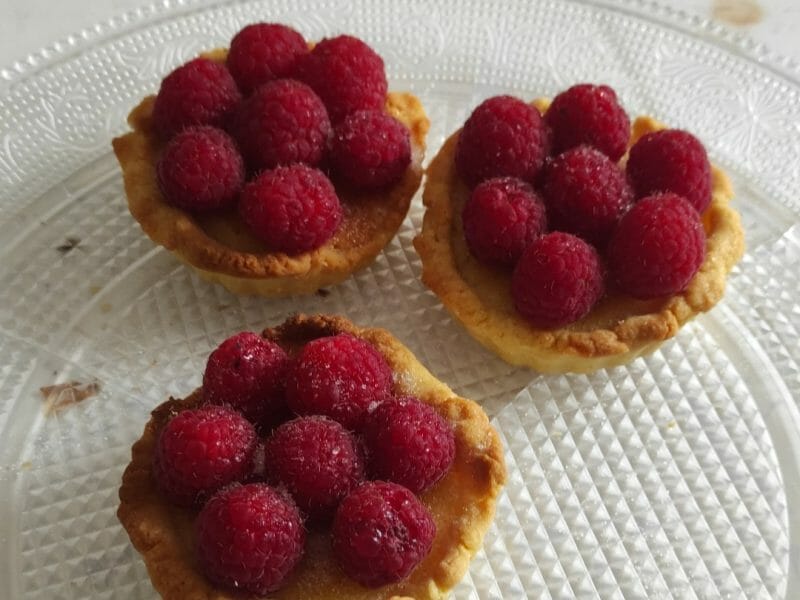 Cliquez pour zoomer ! Tartelettes framboises sur crème d’amande et pistache Thermomix par marie34300