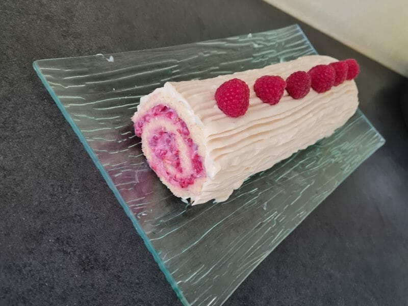 Cliquez pour zoomer ! Bûche de Noël framboises et chocolat blanc Thermomix par gwendoline_45