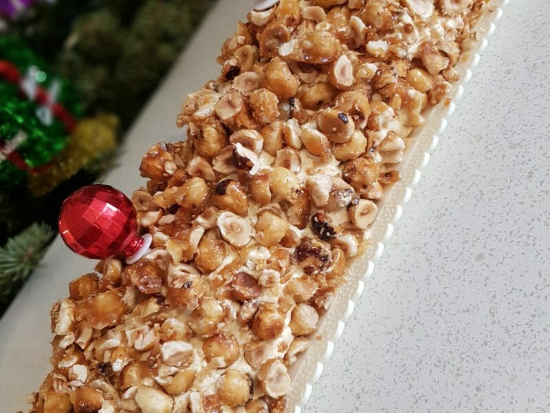 Cliquez pour zoomer ! Bûche pralinée aux éclats de noisettes caramélisés Thermomix par Céline