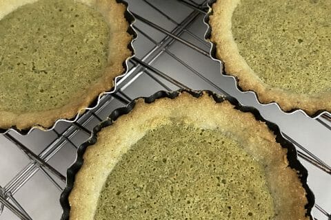 Cliquez pour zoomer ! Tartelettes framboises sur crème d’amande et pistache Thermomix par evadupuch