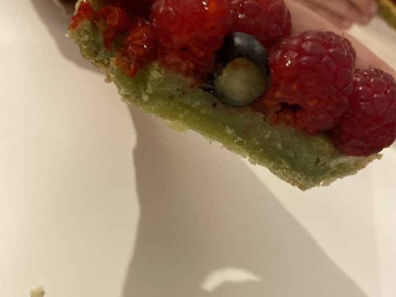 Cliquez pour zoomer ! Tartelettes framboises sur crème d’amande et pistache Thermomix par evadupuch