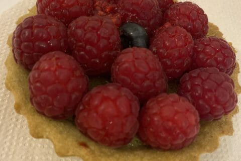 Cliquez pour zoomer ! Tartelettes framboises sur crème d’amande et pistache Thermomix par evadupuch