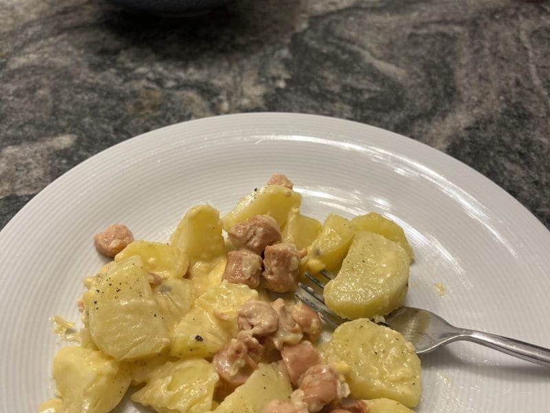 Cliquez pour zoomer ! Pommes de terre et knackis sauce cheddar Thermomix par emmarobrob