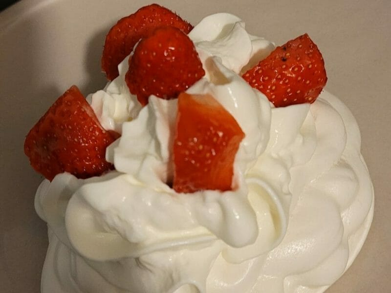Cliquez pour zoomer ! Mini pavlova aux fraises Thermomix par sandrine**