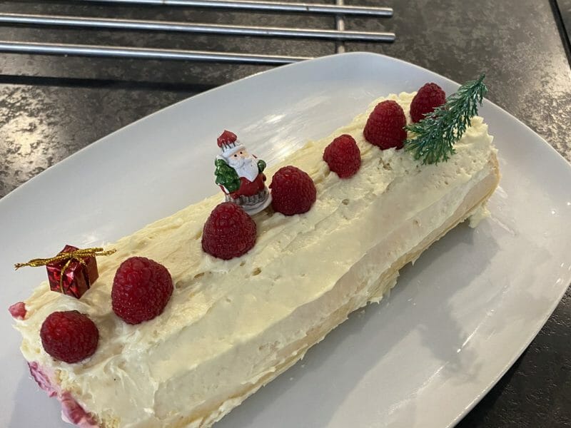 Cliquez pour zoomer ! Bûche de Noël framboises et chocolat blanc Thermomix par sylviapeixoto