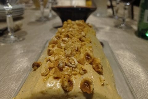 Cliquez pour zoomer ! Bûche pralinée aux éclats de noisettes caramélisés Thermomix par maggie_3