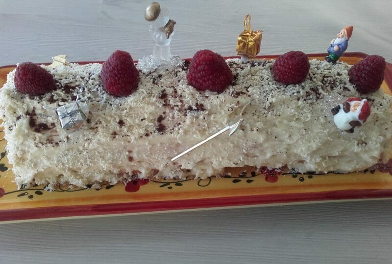 Cliquez pour zoomer ! Bûche de Noël framboises et chocolat blanc Thermomix par Anne-Sophie62