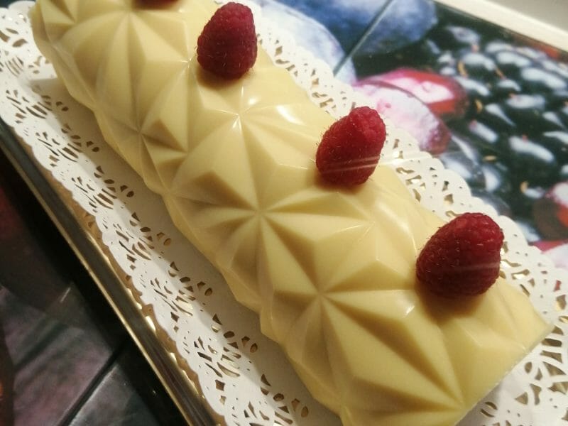 Cliquez pour zoomer ! Bûche de Noël framboises et chocolat blanc Thermomix par liliecerise
