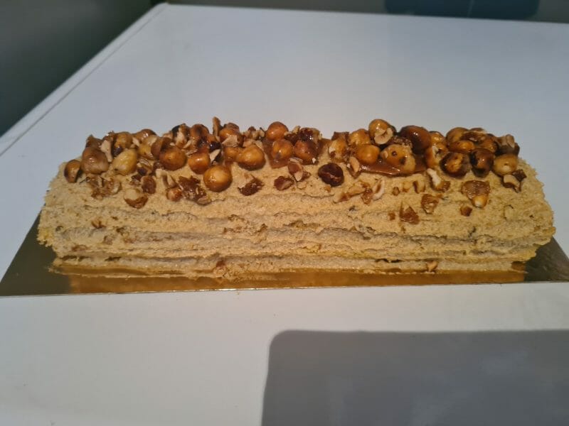 Cliquez pour zoomer ! Bûche pralinée aux éclats de noisettes caramélisés Thermomix par bibi1505