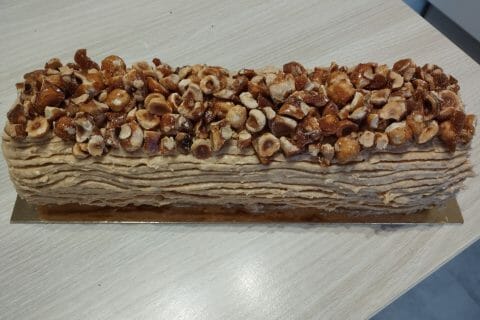 Cliquez pour zoomer ! Bûche pralinée aux éclats de noisettes caramélisés Thermomix par Jumalie