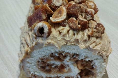 Cliquez pour zoomer ! Bûche pralinée aux éclats de noisettes caramélisés Thermomix par Jumalie