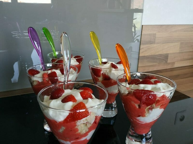 Cliquez pour zoomer ! Tiramisu aux fraises en verrines Thermomix par veronique_188