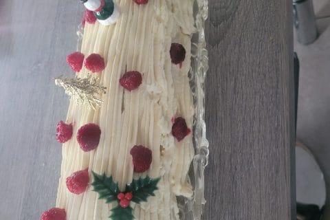 Cliquez pour zoomer ! Bûche de Noël framboises et chocolat blanc Thermomix par marilyne_23