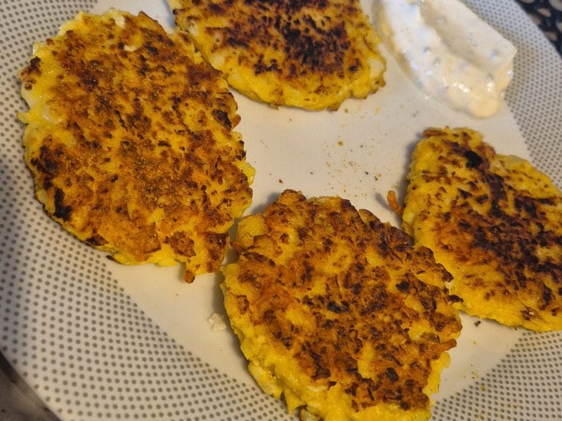 Cliquez pour zoomer ! Galettes de chou-fleur et sauce yaourt Thermomix par celinegio