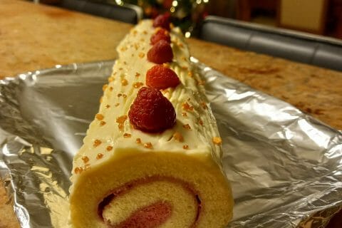 Cliquez pour zoomer ! Bûche de Noël framboises et chocolat blanc Thermomix par sabrimanga