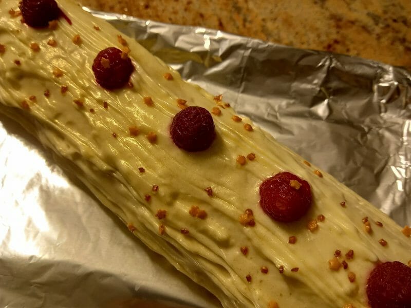 Cliquez pour zoomer ! Bûche de Noël framboises et chocolat blanc Thermomix par sabrimanga
