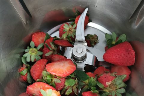 Cliquez pour zoomer ! Sirop de queues de fraises Thermomix par nifemix83