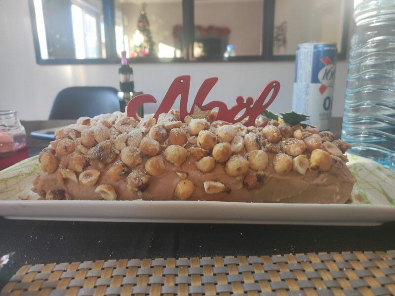 Cliquez pour zoomer ! Bûche pralinée aux éclats de noisettes caramélisés Thermomix par indra_3