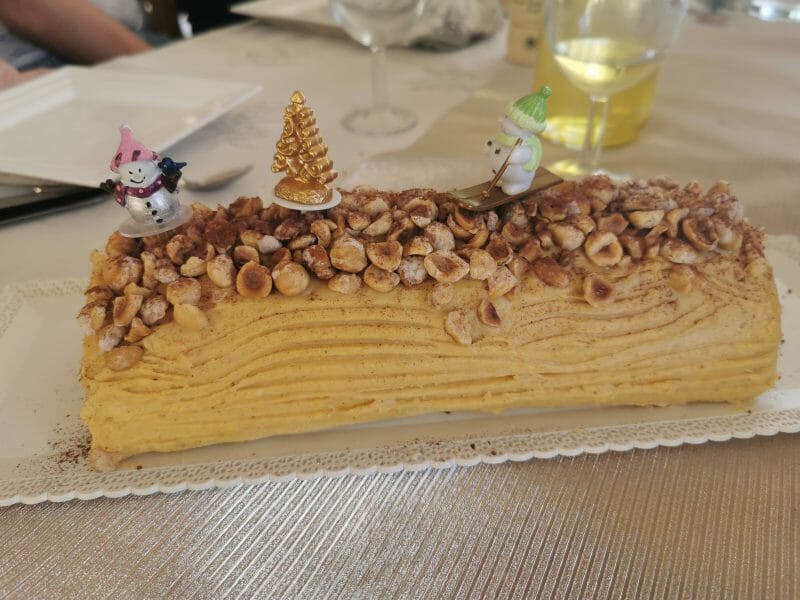 Cliquez pour zoomer ! Bûche pralinée aux éclats de noisettes caramélisés Thermomix par Ginette67