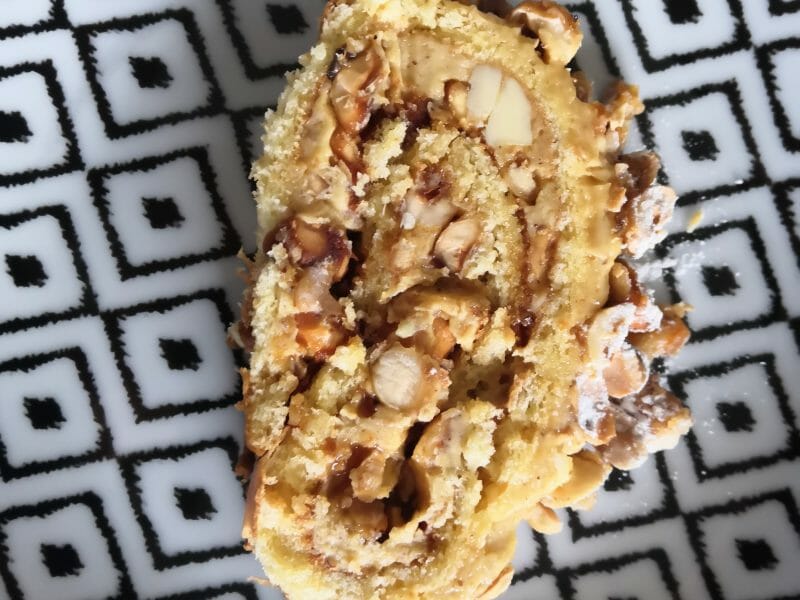 Cliquez pour zoomer ! Bûche pralinée aux éclats de noisettes caramélisés Thermomix par Newton cricri