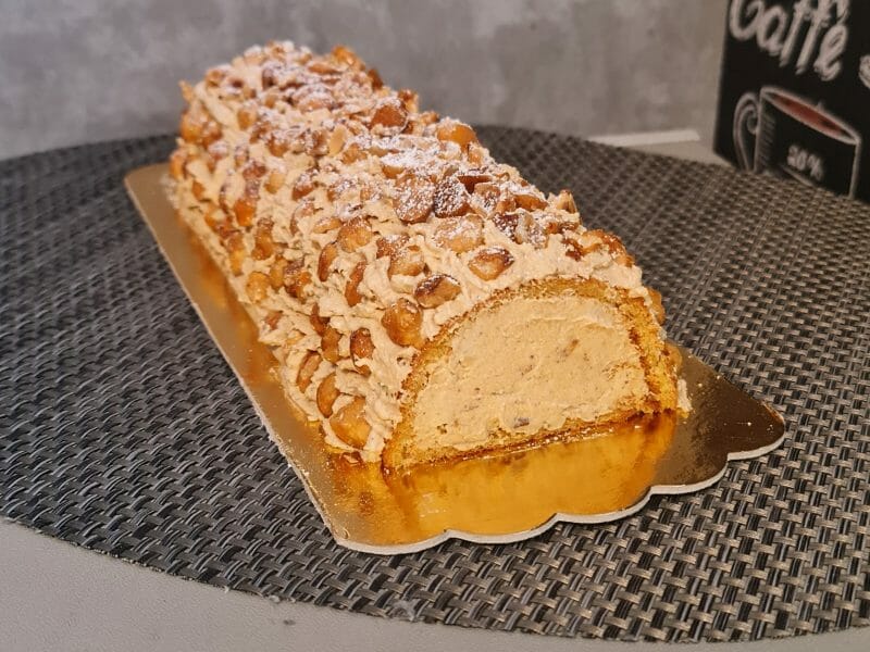 Cliquez pour zoomer ! Bûche pralinée aux éclats de noisettes caramélisés Thermomix par anaflo57