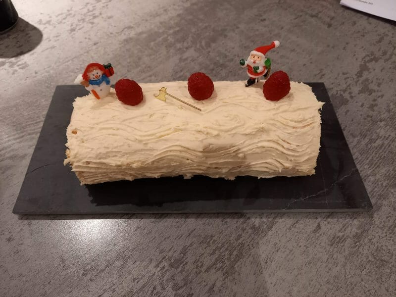 Cliquez pour zoomer ! Bûche de Noël framboises et chocolat blanc Thermomix par cindybm