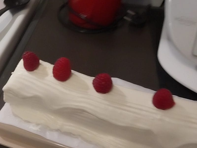 Cliquez pour zoomer ! Bûche de Noël framboises et chocolat blanc Thermomix par marzuite