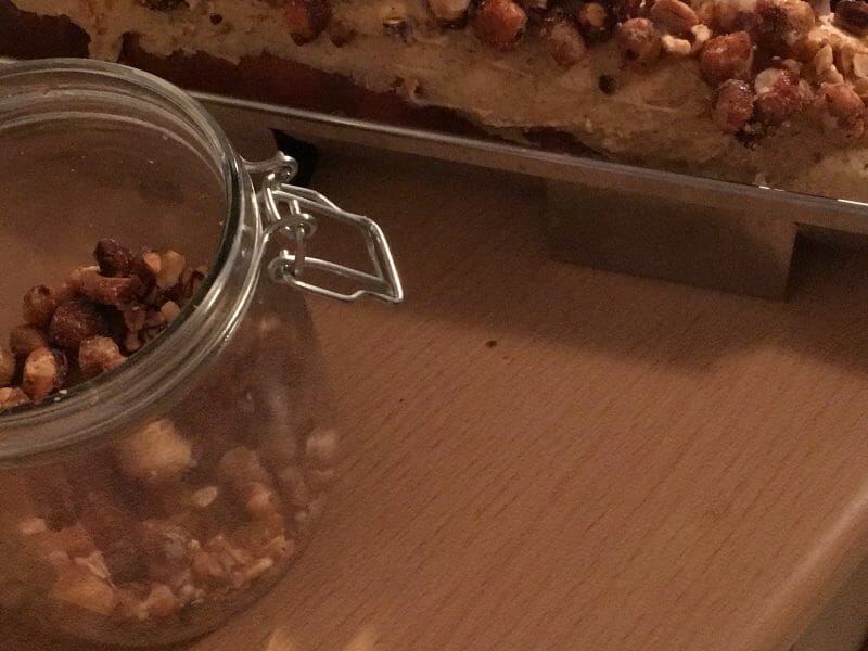 Cliquez pour zoomer ! Bûche pralinée aux éclats de noisettes caramélisés Thermomix par missnutella84