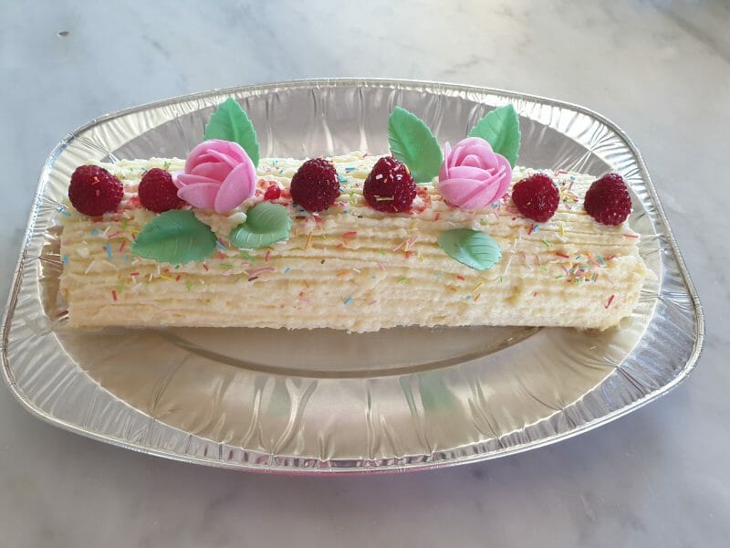 Cliquez pour zoomer ! Bûche de Noël framboises et chocolat blanc Thermomix par celine_2404