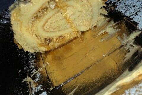 Cliquez pour zoomer ! Bûche pralinée aux éclats de noisettes caramélisés Thermomix par maria_51