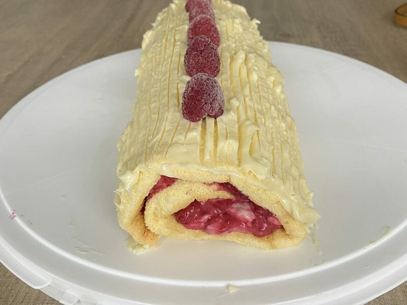 Cliquez pour zoomer ! Bûche de Noël framboises et chocolat blanc Thermomix par grldn72