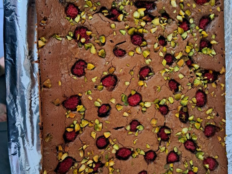 Cliquez pour zoomer ! Brownie framboises, pistaches et pépites de chocolat blanc Thermomix par sandlemaitre