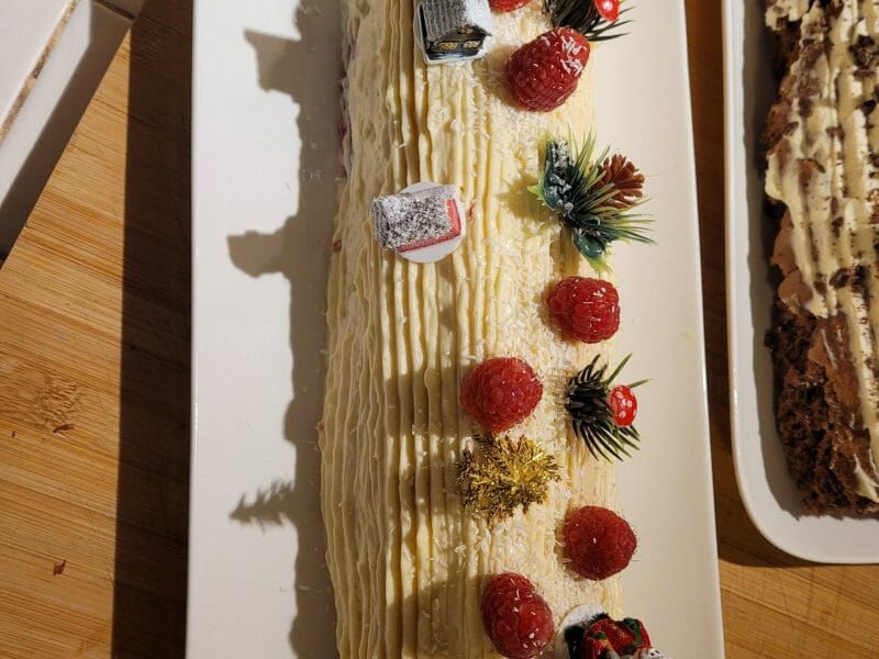 Cliquez pour zoomer ! Bûche de Noël framboises et chocolat blanc Thermomix par imene_13