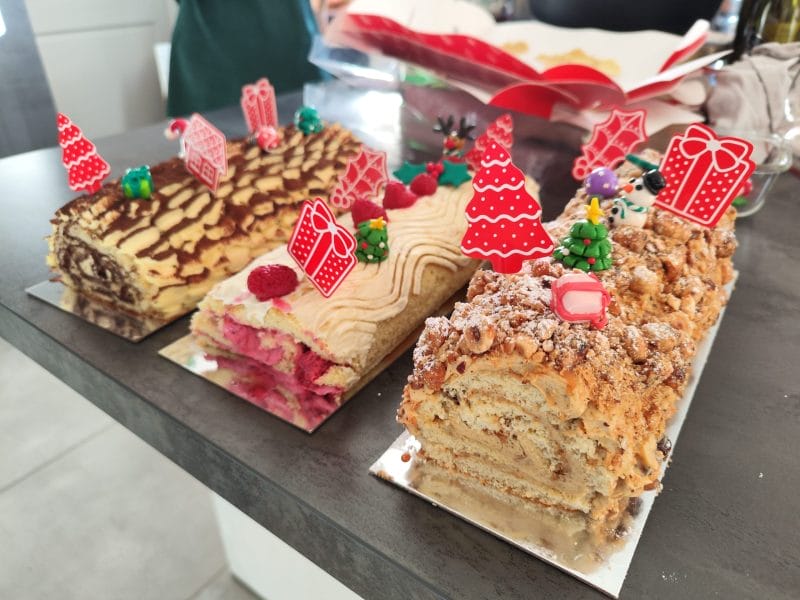 Cliquez pour zoomer ! Bûche pralinée aux éclats de noisettes caramélisés Thermomix par Yugumi