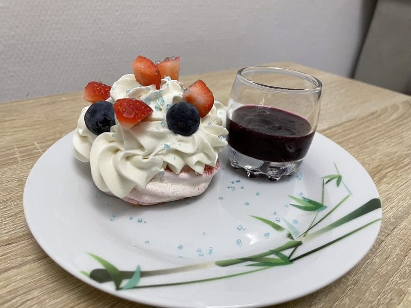 Cliquez pour zoomer ! Mini pavlova aux fraises Thermomix par Tiffany ❣