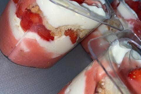 Cliquez pour zoomer ! Tiramisu aux fraises en verrines Thermomix par Morgane.