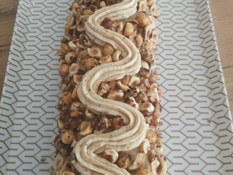 Cliquez pour zoomer ! Bûche pralinée aux éclats de noisettes caramélisés Thermomix par Charlotteb