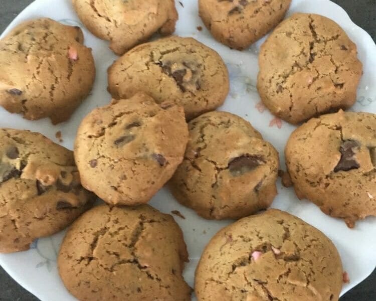 Cliquez pour zoomer ! Cookies aux éclats de pralines roses et pépites de chocolat Thermomix par bealauragais🍔🥗🫕🍤🍜🍰