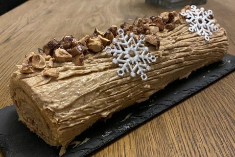 Cliquez pour zoomer ! Bûche pralinée aux éclats de noisettes caramélisés Thermomix par melanie_598